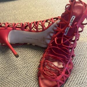 These are amazing never been worn Manolo heals